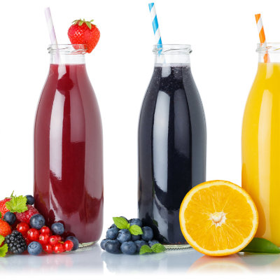 S&auml;fte in Flaschen mit Obst