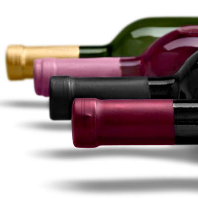 Edle liegende Weinflaschen auf weissen Grund